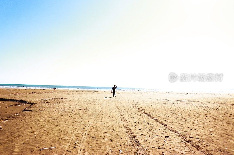 海滩上的亚洲冲浪者