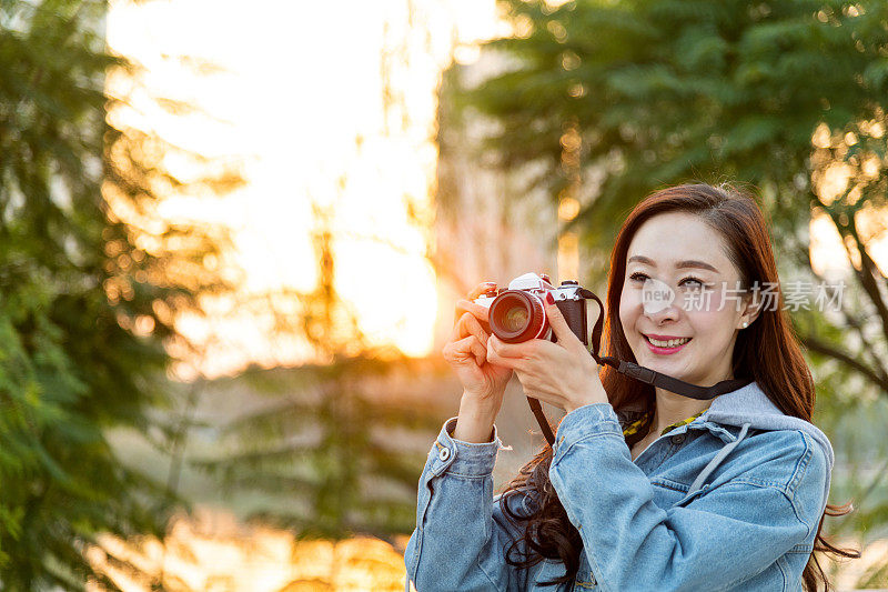 女性用单反相机拍照