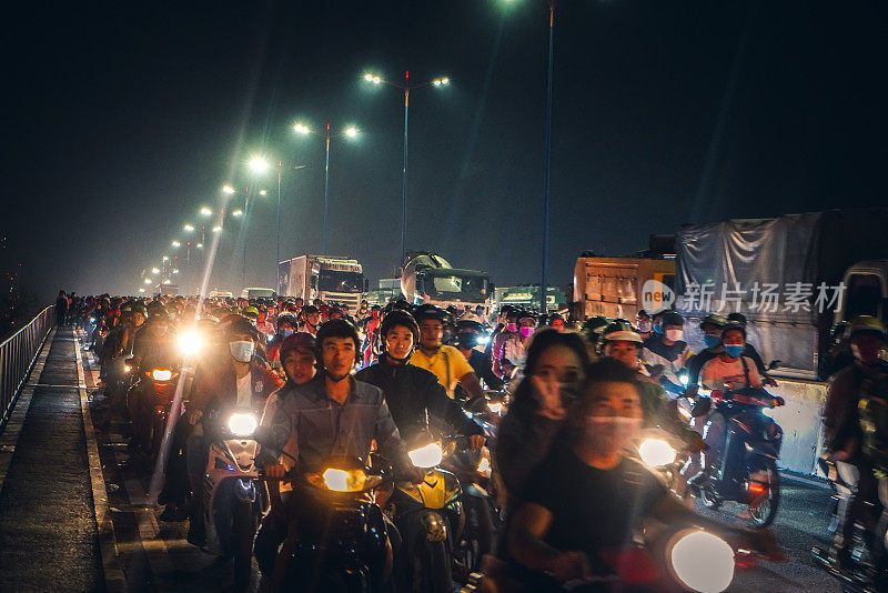 胡志明，2020年1月1日:2020年新年年底凌晨2点的交通问题。西贡桥及周边地区交通混乱