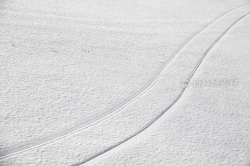 雪地里的小路