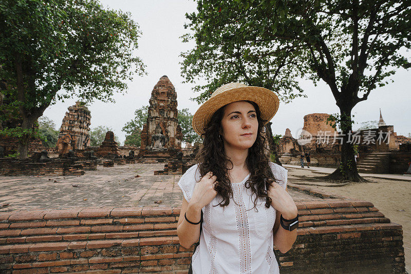 一名年轻女子在泰国大城府探索一座寺庙