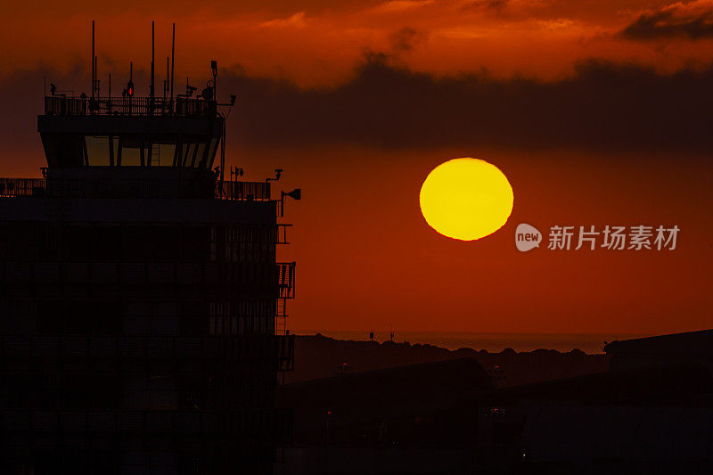 洛杉矶国际机场控制塔与日落日落在海上