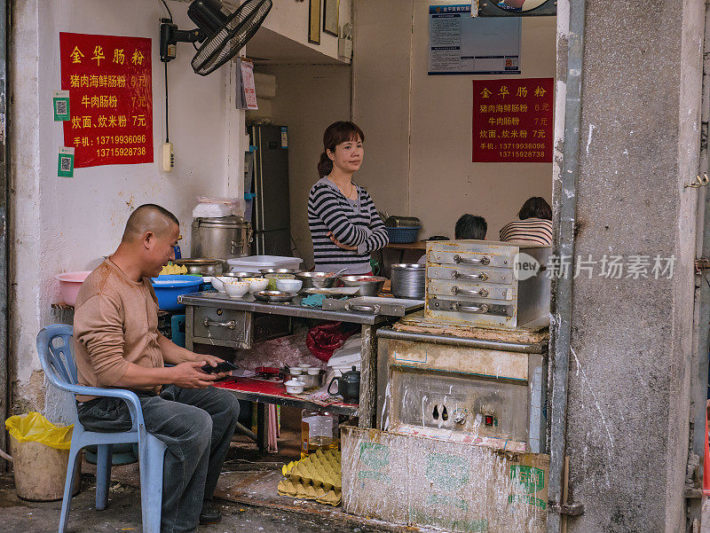 中国汕头市闹市区胡同里的当地食物。汕头市潮汕人在中国广东省