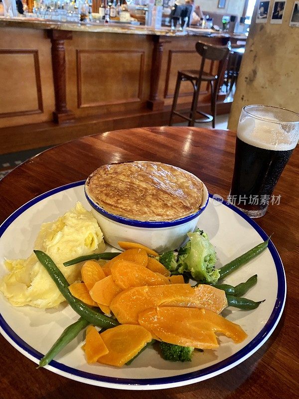 传统的爱尔兰牛肉和吉尼斯黑啤酒馅饼配蔬菜