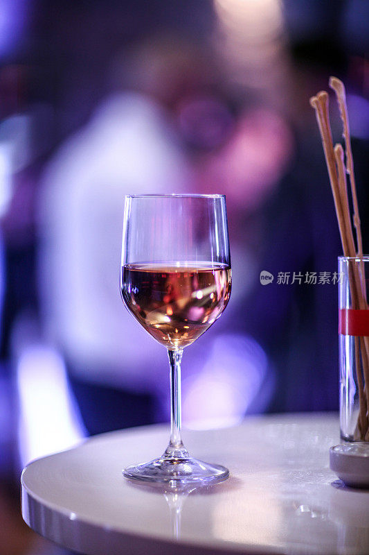 桌上的酒杯