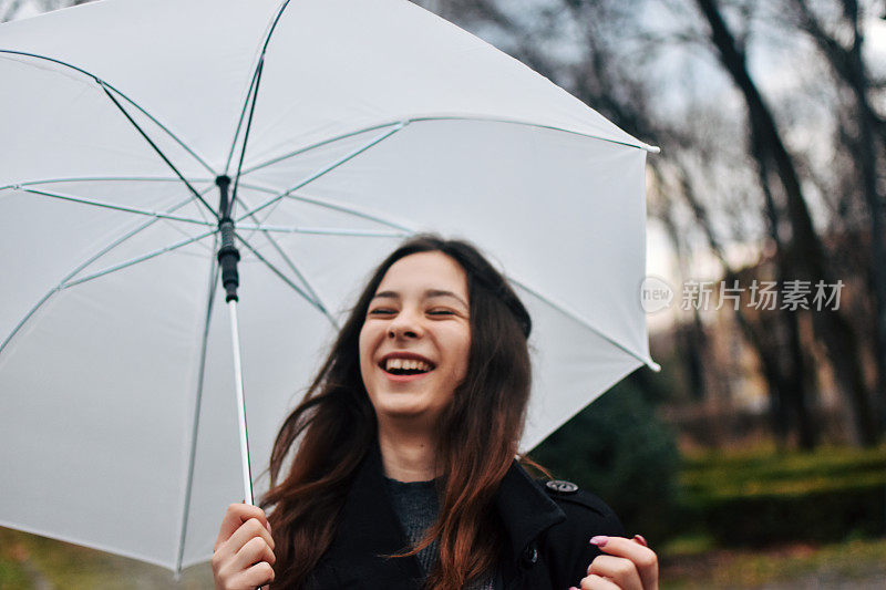 美丽的年轻女子享受着雨天