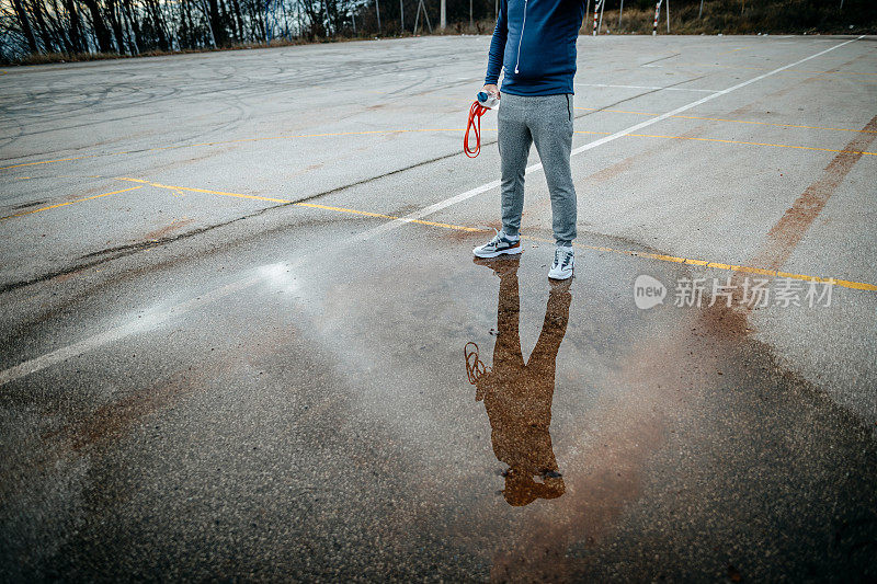 一名男子在慢跑时靠近水坑