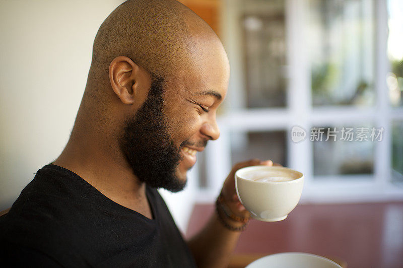 千禧男喝着咖啡微笑着喝着咖啡