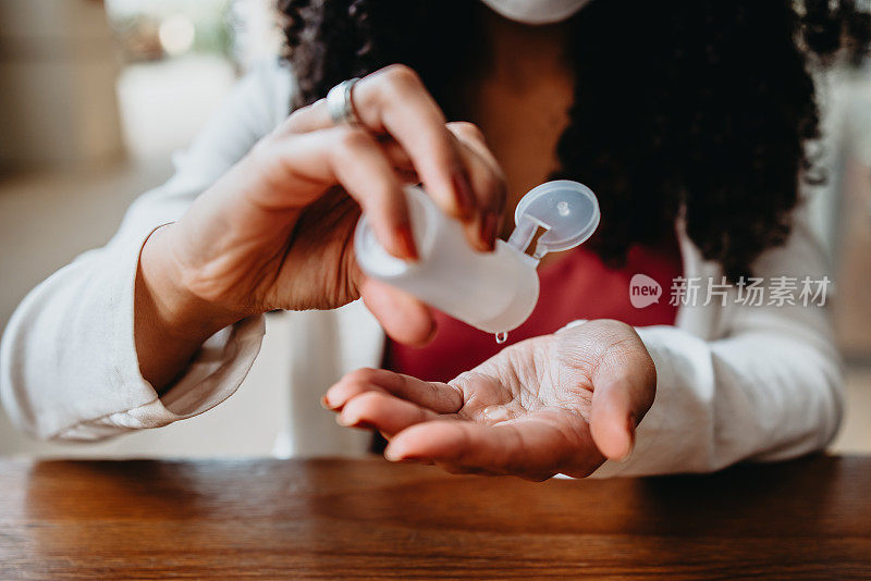 用抗菌凝胶洗手的女人