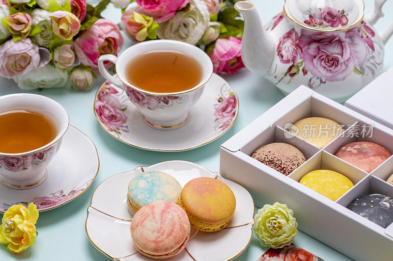 漂亮的茶具和许多色彩鲜艳的马卡龙摆放在一起