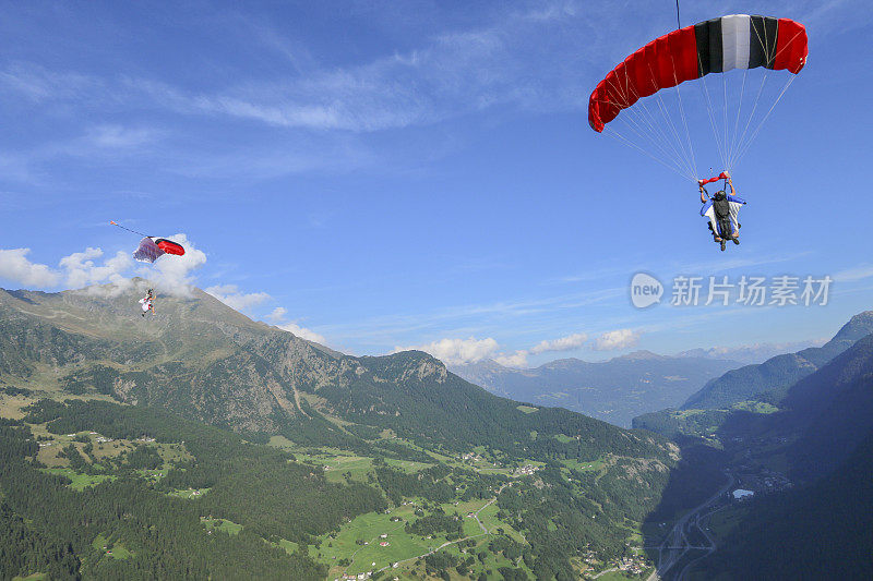 滑翔伞在瑞士阿尔卑斯山上空翱翔
