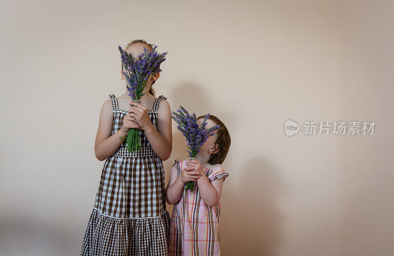 女孩们用一束鲜花遮住脸