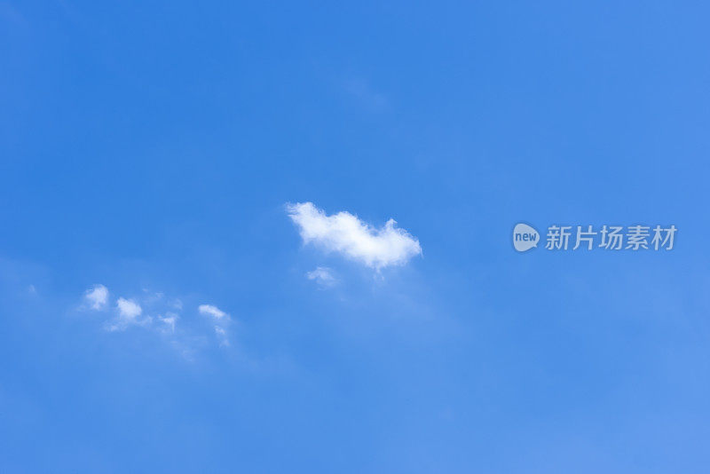 两朵白云在湛蓝的天空中飘浮