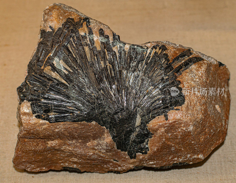 铁电气石，结晶硼硅酸盐矿物