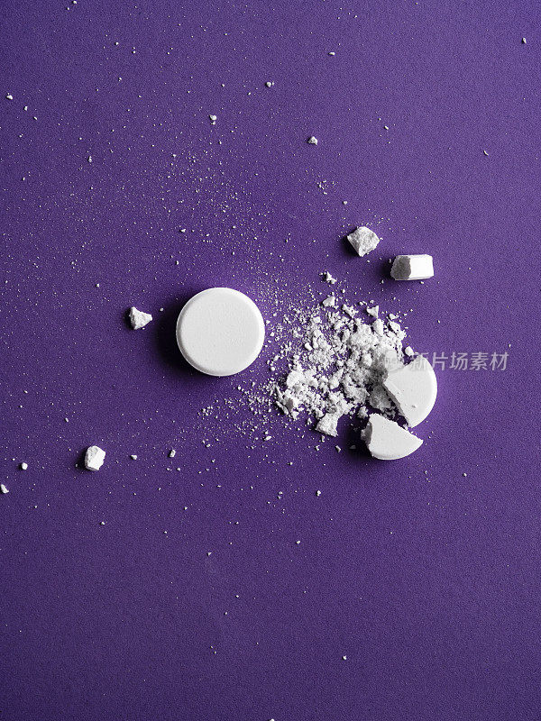 背景上破碎的白色药丸，白色压碎的药片，压碎的药丸，营养补充品，