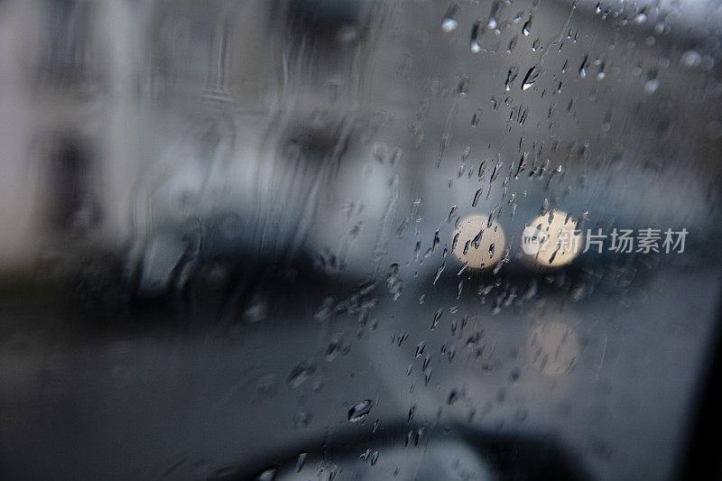 夜里下雨，路上危险