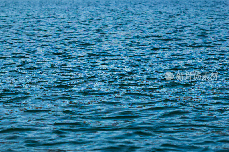 海水在清晨荡漾