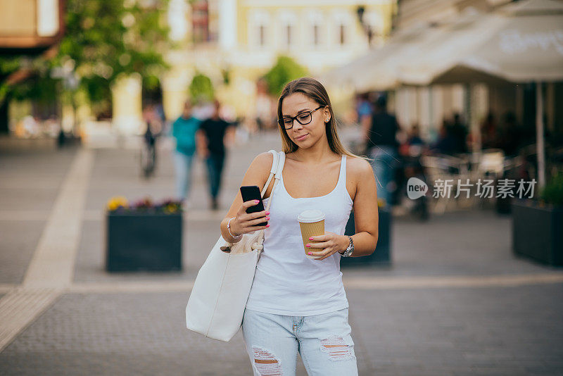 在城市里使用智能手机的女人