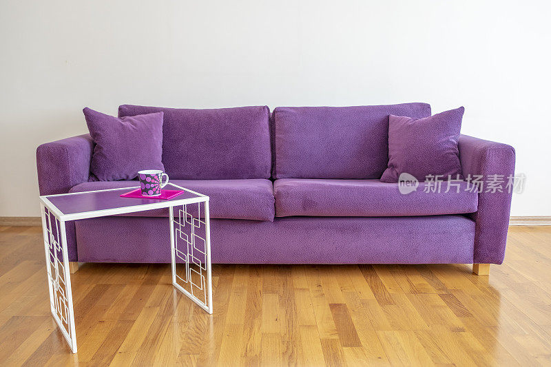 紫色的舒适的沙发