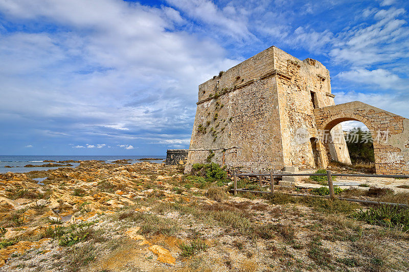 意大利布林迪西，托雷瓜塞托附近的瞭望塔