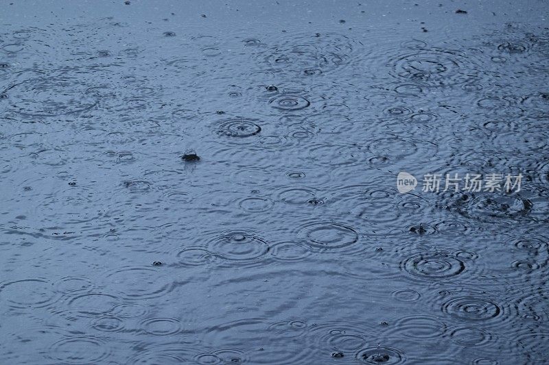 水坑与雨滴