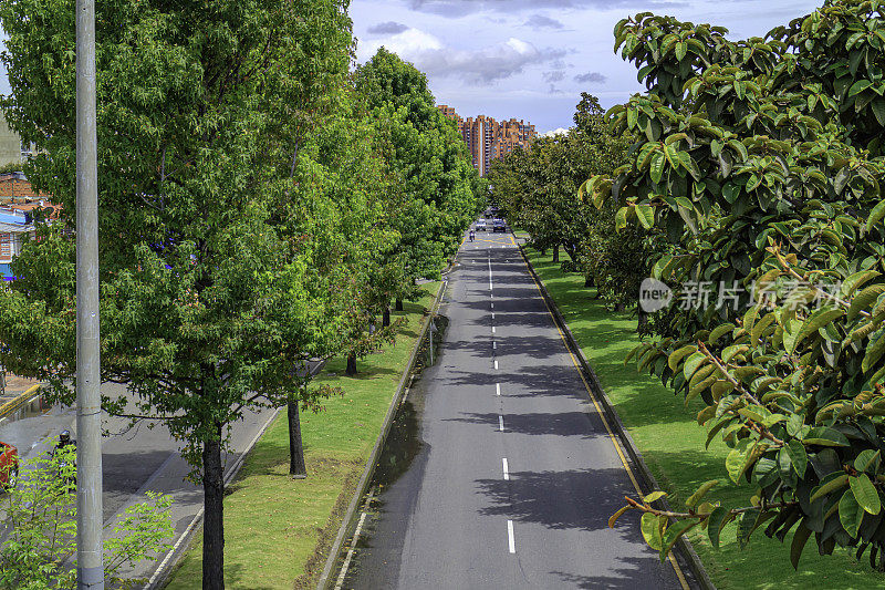 哥伦比亚首都波哥大卡斯泰拉纳区100街东行车道的高角度视图。纽约市正在走出新冠肺炎封锁，但通常交通繁忙的这一区域仍然相对自由