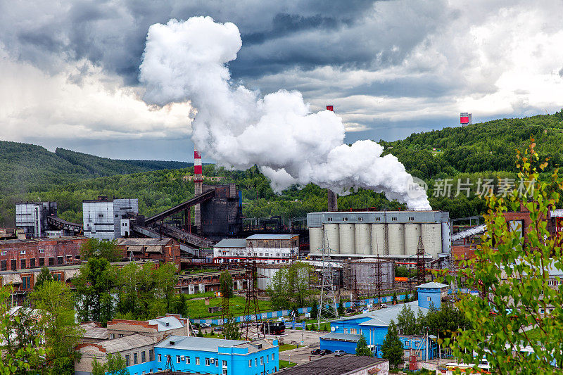 冶金工厂。高炉烟气排放。环境问题:环境污染。