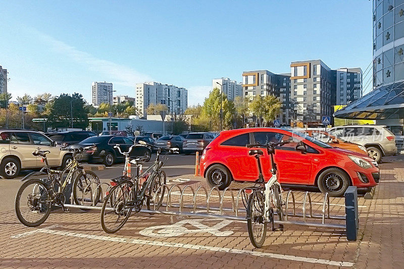 自行车架和停车场附近的城市购物中心，城市景观