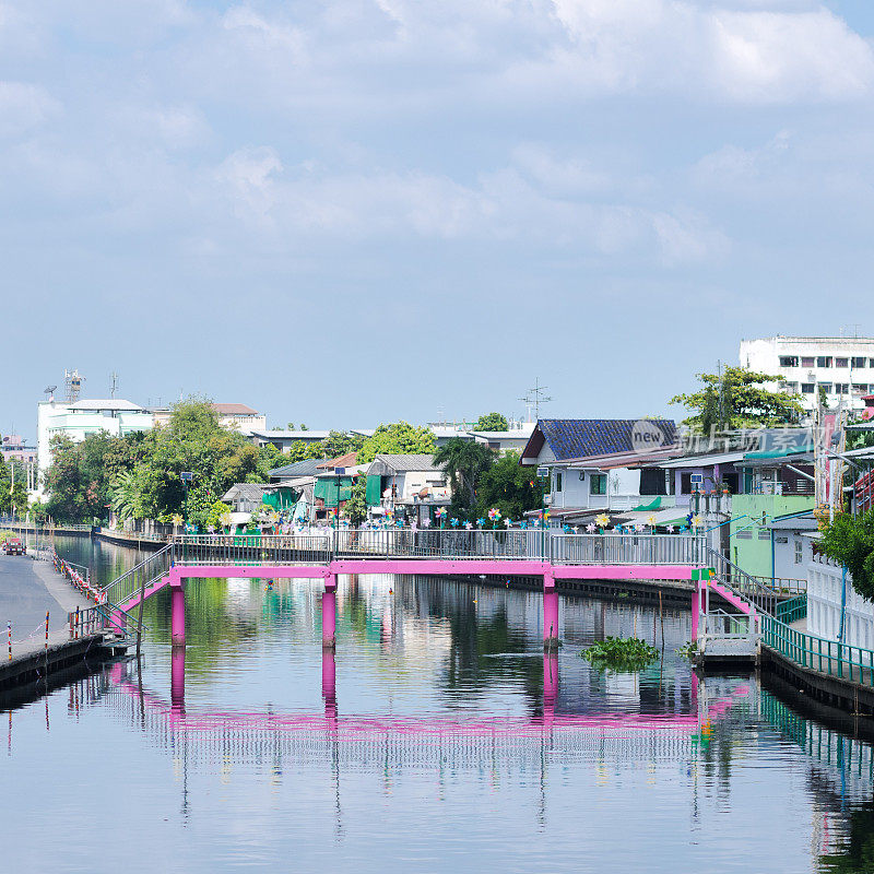 曼谷拉普拉运河上的粉色桥