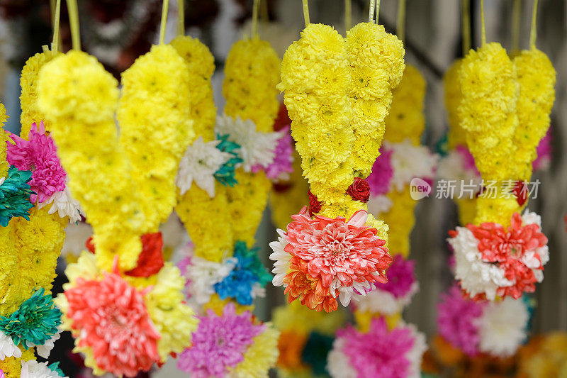 五颜六色的鲜花花环