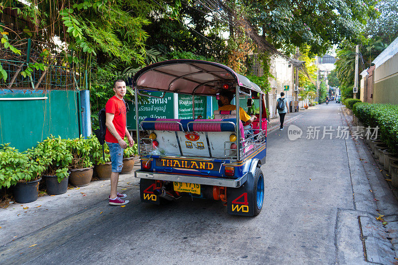 曼谷传统的三轮车摩托车出租车。嘟嘟车在亚洲。