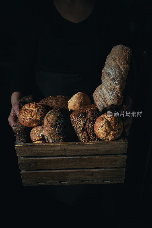 新鲜自制黑面包，种子面包和酸面包的变种