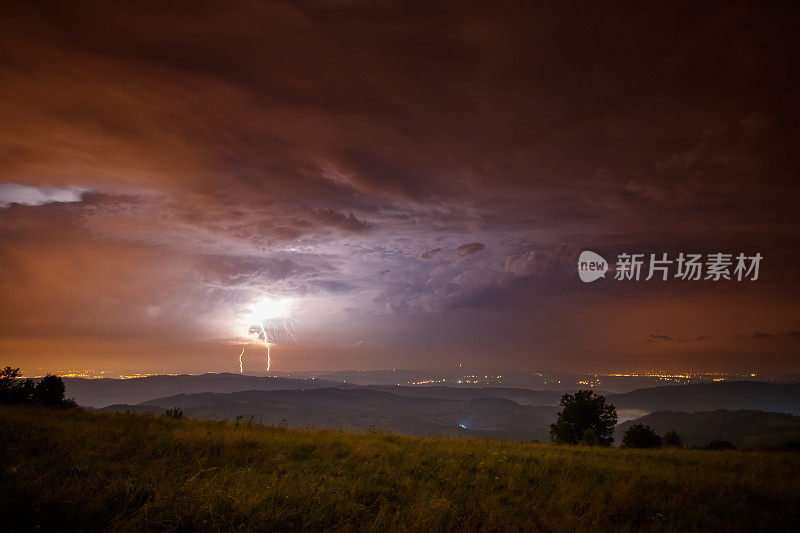 雷雨之夜景观