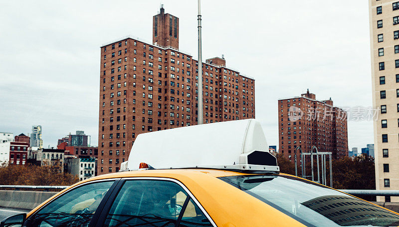 在纽约市中心高速公路上的汽车第一人视图