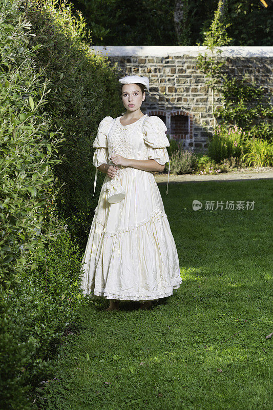 在花园里散步的维多利亚时代的女士