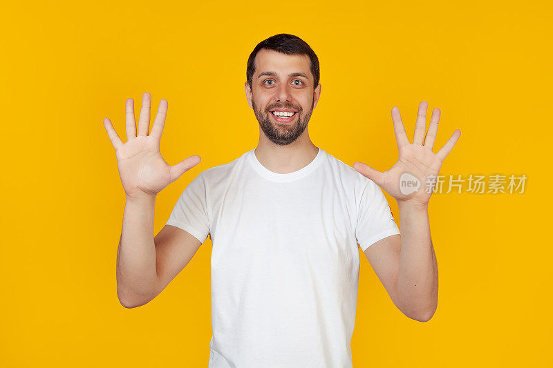 一名留着胡子、穿着白色背心的年轻男子在镜头前展示了九号人物，他手指放在手上，自信而快乐地微笑着。男子伸出十根手指，10号黄色背景