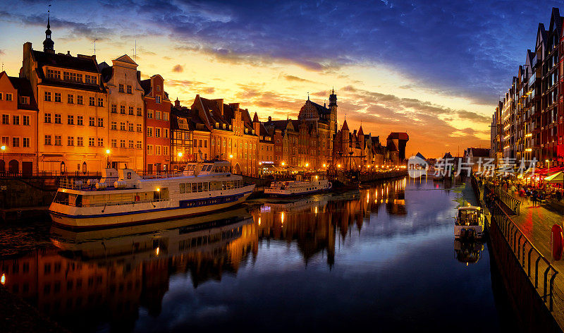 波兰假日-在Motława河上Gdańsk的老城夏日日落