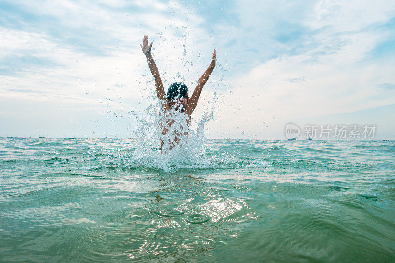 男孩夏天的乐趣在海上