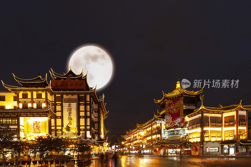 中秋节的夜晚繁荣的豫园天空上挂着一轮明月
