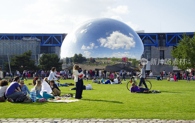 巴黎星期日公园拉维莱特Géode和城市的科学和工业背景夏季下午
