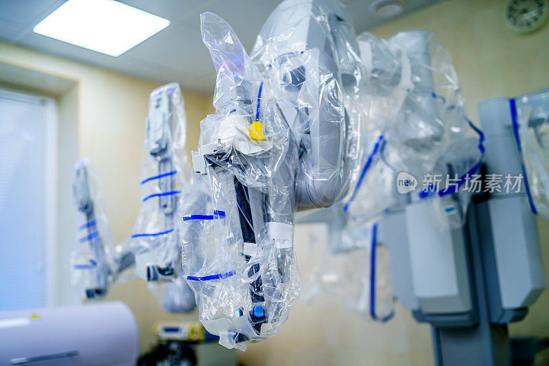医院微创机器人手术系统。机器人技术设备，机器手臂外科医生在未来的手术室。