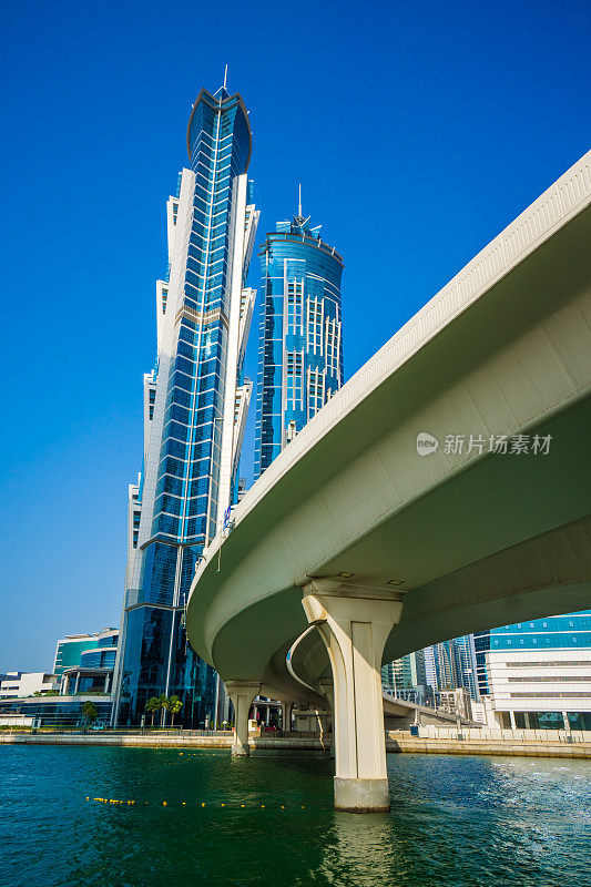 迪拜-阿联酋-未来主义建筑在商业湾区与迪拜河