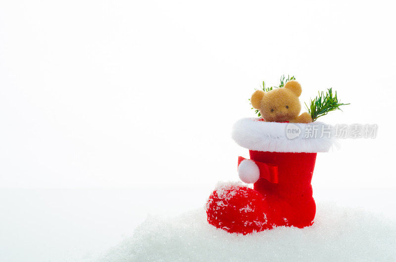 圣诞老人德国传统——长筒靴配礼物——象征孤立白色