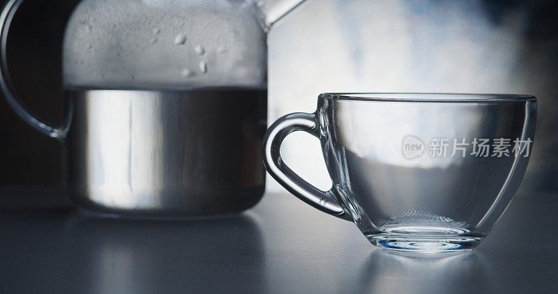 茶壶加纯热水和一个茶杯