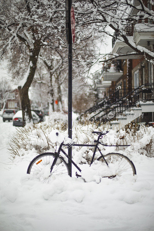 一场暴风雪过后，在雪地里骑自行车