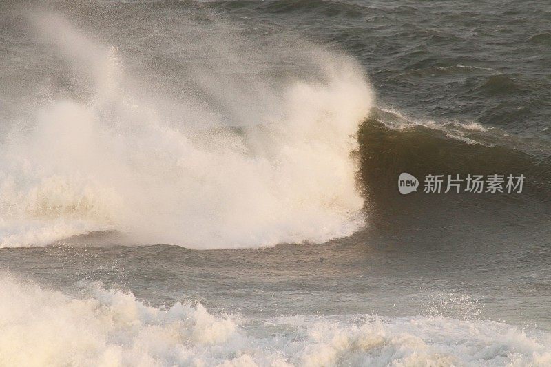 波涛汹涌的海面