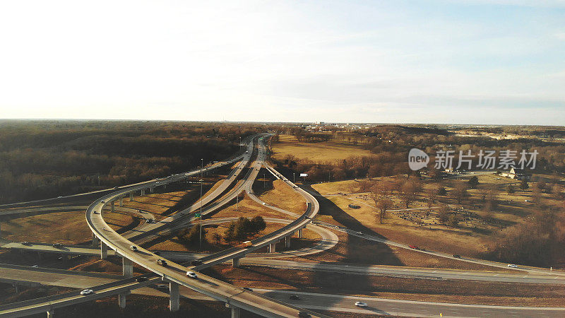 7辆汽车在下匝道空中立交桥交通视图在美国中西部公路运输摄影系列