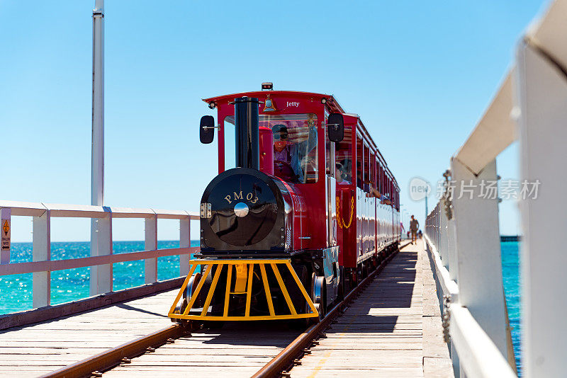 著名的老式码头列车沿着Busselton码头的旅程，西澳大利亚
