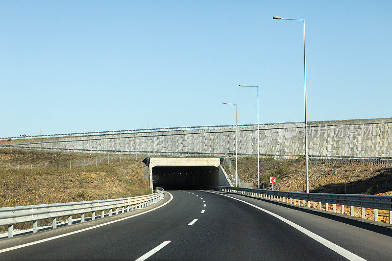 在公路隧道外面