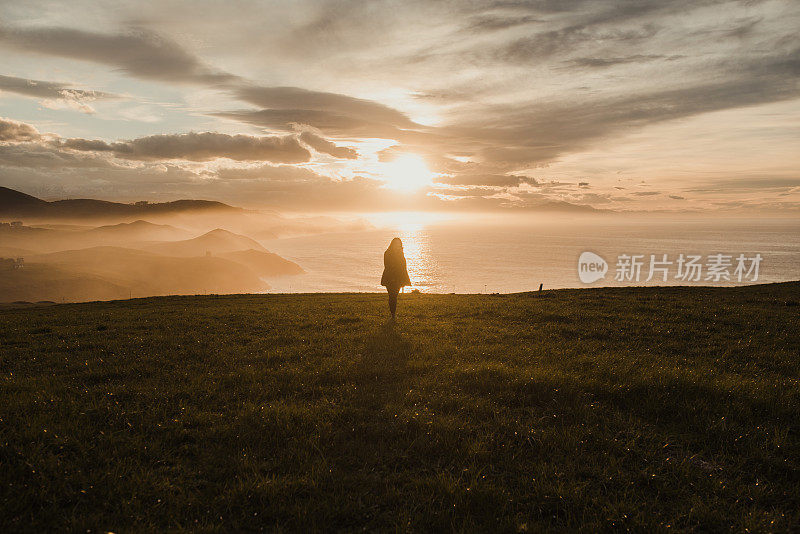 年轻女子在海边玩